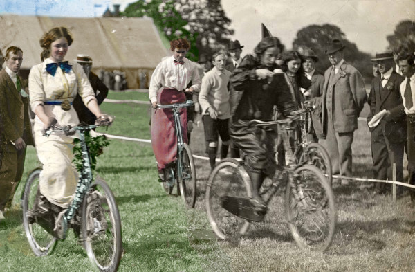colourised photograph of Letchworth Field Day, 1913. colourised image (ID 40045)